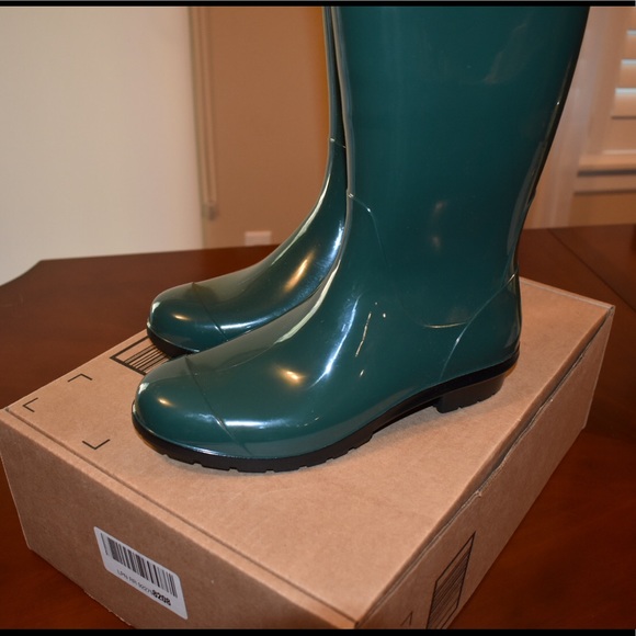 UGG Shaye Boot - Picture 6 of 8